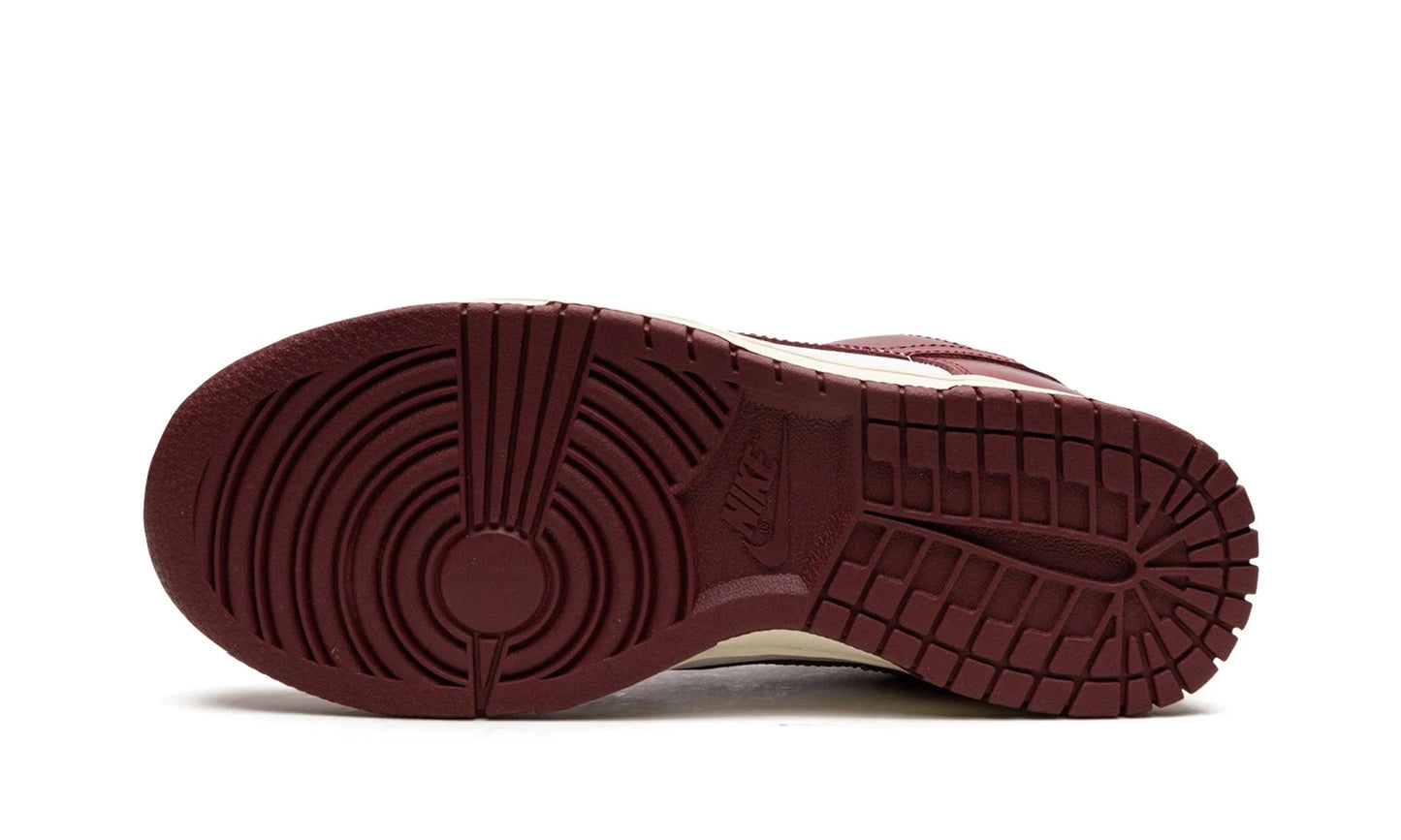 Nike Dunk Low Premium Vintage Team Red (W)
