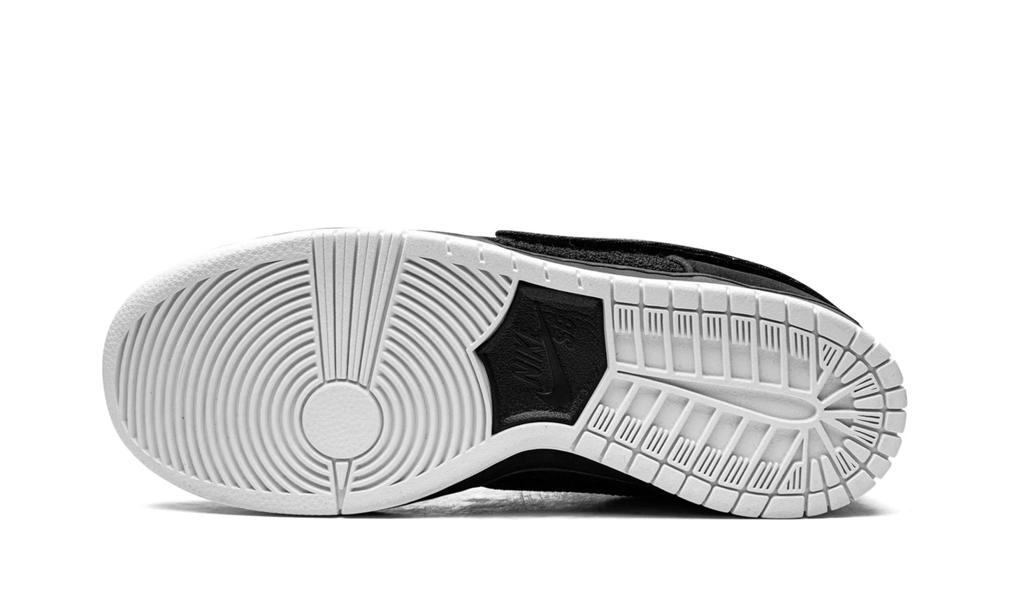 Nike SB Dunk Low Gnarhunters